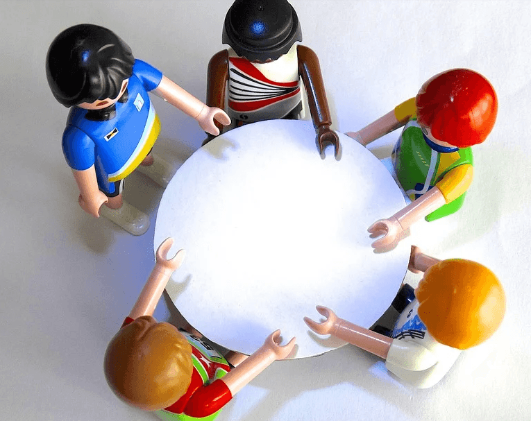 Photo de Playmobil autour d'une table