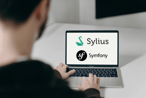 Photo d'une personne sur son ordinateur utilisant Sylius et Symfony