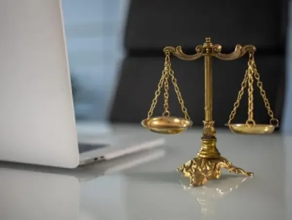 Image de balance de loi RGPD.