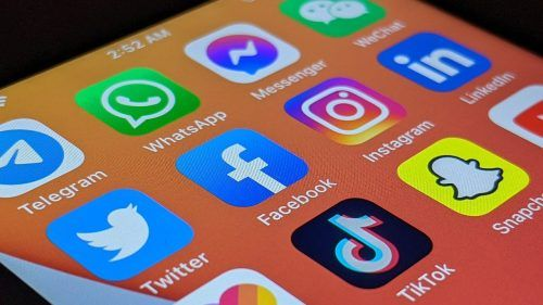 Image de logos de réseaux sociaux sur un téléphone
