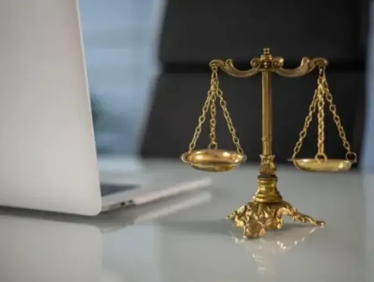 Image de balance de loi RGPD.